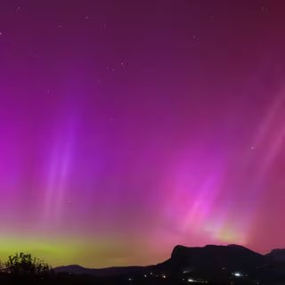 La photo de la semaine : « Elles dansaient et serpentaient en dessous de nous »… une scène qu’ont vue les astronautes 1 Dans la nuit du 10 au 11 octobre 2024, des aurores boréales ont encore une fois illuminées le ciel français © Yannick, Adobe Stock