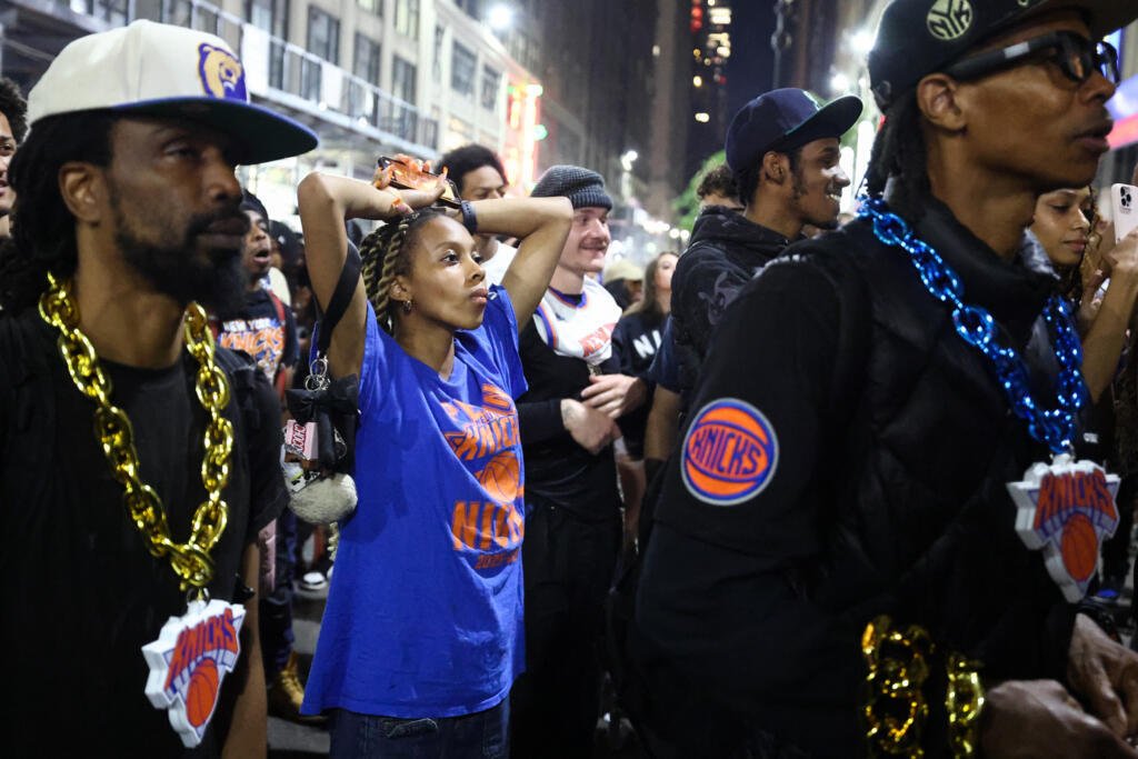 Finale NBA: Wembanyama relance les Spurs à New York 1 Les supporters des New York Knicks réagissent à la défaite de leur équipe lors du troisième match de la finale de la NBA opposant les San Antonio Spurs aux New York Knicks, à New York, le 8 juin 2026