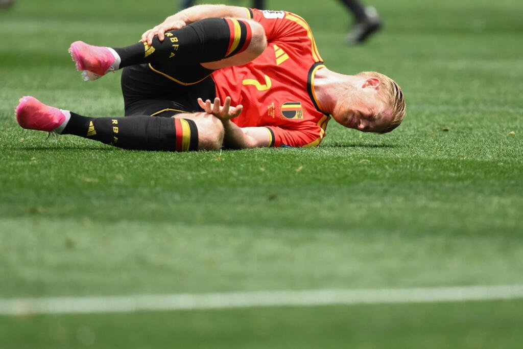 Coupe du monde 2026: la Belgique patine à Los Angeles contre un Iran combatif 1 Le joueur de la Belgique Kevin de Bruyne se tord de douleur, lors du match nul contre l'Iran à la Coupe du monde, le 21 juin 2026 à Los Angeles