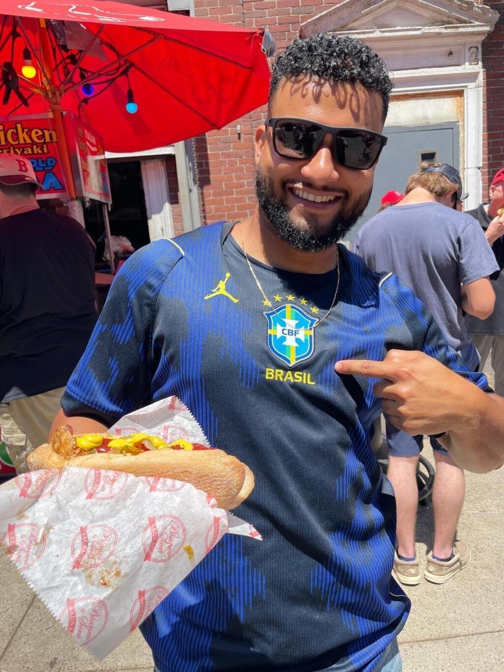 Un Brésilien vivant à Boston profite du Fenway Park, le 26 juin 2026.