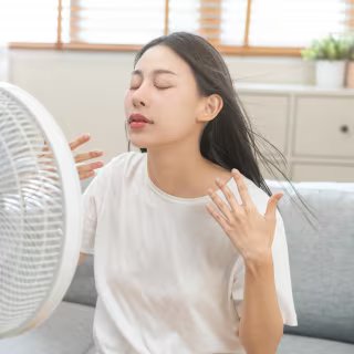 Canicule : que faire avant d’acheter une climatisation ? Les solutions qui fonctionnent déjà 3 Au-delà de certains seuils, le ventilateur ne suffit plus à protéger l'organisme et peut même accentuer l'inconfort. © Kmpzzz, Shutterstock.com