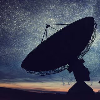 Les radiotélescopes du Karl G. Jansky Very Large Array ont peut-être mis en évidence pour la première fois un bouclier magnétique autour d'une exoTerre. © vchalup, Adobe Stock