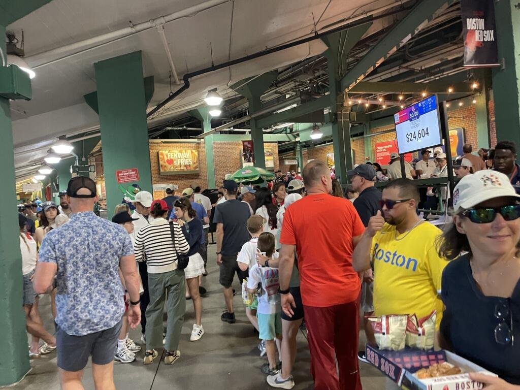 A l'intérieur du Fenway Park, les restaurants sont bondés le temps du match.