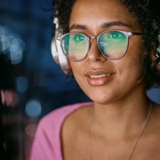 Les lunettes anti-lumière bleues sont-elles vraiment utiles ? © Gorodenkoff, Adobe Stock