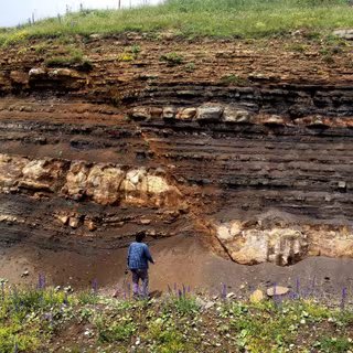 Deux puissants séismes en 38 secondes au Venezuela : coïncidence ou cascade ? On vous explique 2 Exemple de faille normale, attestant d’un comportement cassant. © Luka Adikashvili (imaggeo.egu.eu)
