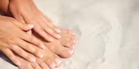 Comment éviter et soigner les mycoses de la peau en été ? 1 pieds vernis sable