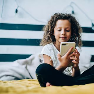 À l’entrée au collège, le smartphone devient souvent un objet du quotidien pour les enfants. Une vaste étude américaine s’est penchée sur les effets de cette exposition précoce, mettant en lumière plusieurs signaux de vigilance pour la santé des préadolescents. © BullRun, Adobe Stock