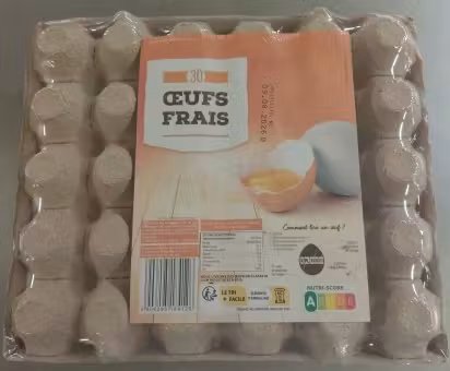 Boîte de 30 œufs frais avec emballage illustrant un œuf cassé et informations nutritionnelles.