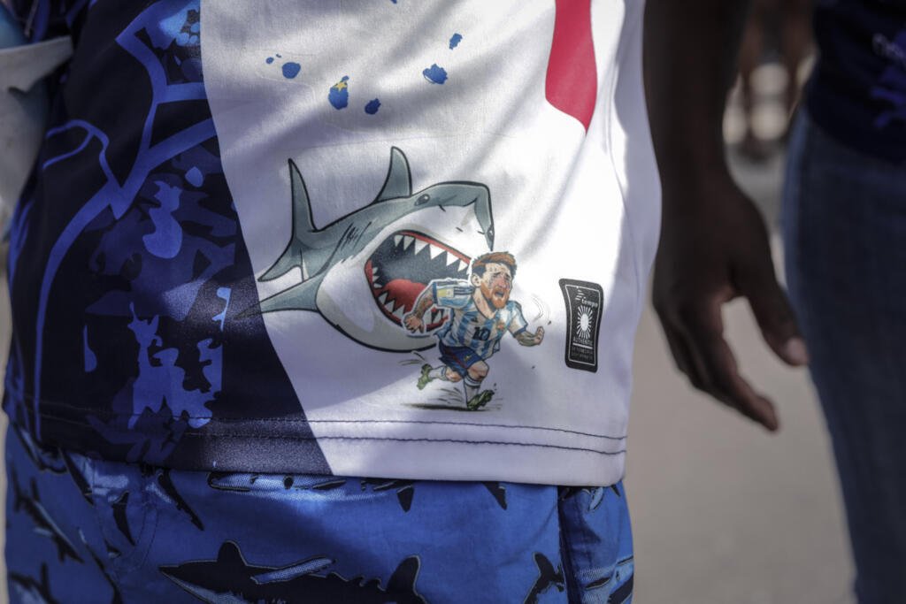 Mondial 2026: les joueurs du Cap-Vert célébrés à leur retour au pays après un parcours héroïque 1 Un supporter capverdien porte un short représentant Lionel Messi, l’Argentin, poursuivi par un requin, lors des célébrations à Praia le 5 juillet 2026