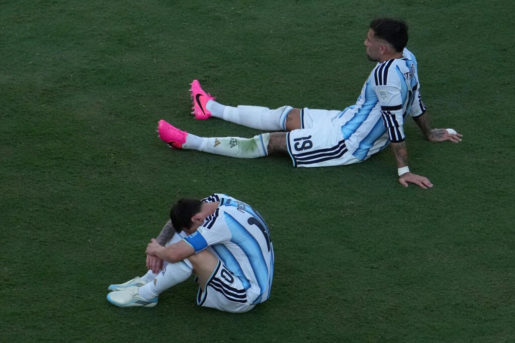 La tristesse de Lionel Messi et de Nicolas Otamendi après la défaite de l'Argentine en finale de Coupe du monde (après prolongation) face à l'Espagne au Metlife Stadium d'East Rutherford le 19 juillet 2026