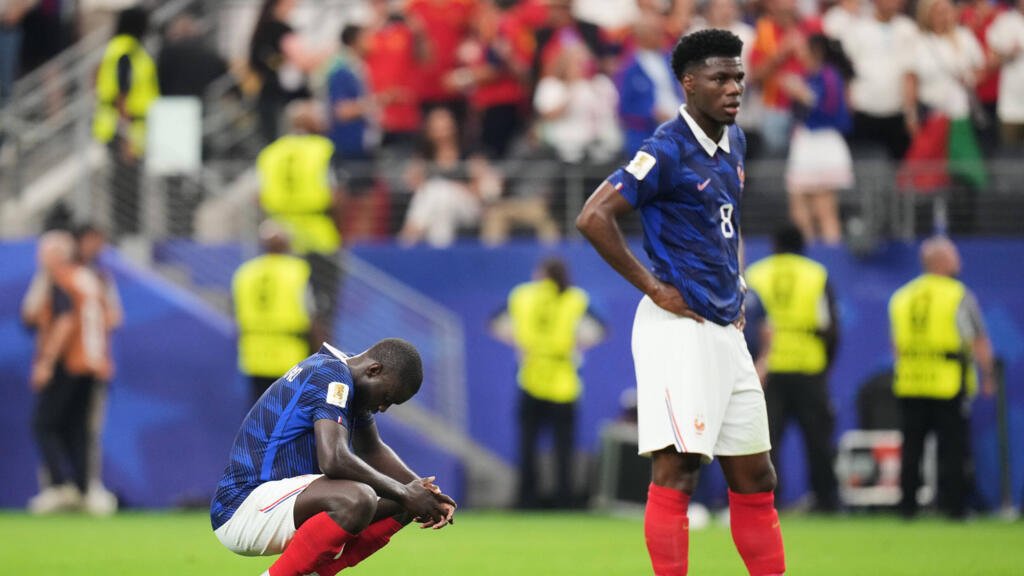 «L'équipe de France a raté son match», estime l'entraîneur Claude Le Roy 1 Le Français Dayot Upamecano, à gauche, et Aurélien Tchouameni (8) affichent un air abattu après la demi-finale de la Coupe du monde de football opposant la France à l'Espagne, mardi 14 juillet 2026 à Arlington, au Texas, près de Dallas.