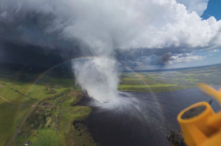 Au cœur d’une supercellule, un drone filme une tornade emporter tout sur son passage dans une violence sidérante