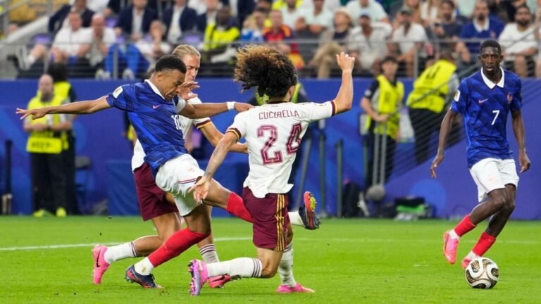 Coupe du monde 2026: la France, stoppée par le collectif espagnol, ne verra pas la finale