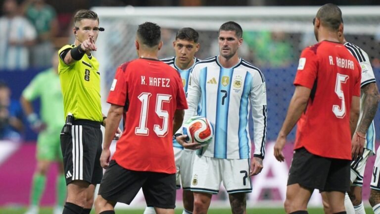 Coupe du monde 2026: pourquoi un arbitre anglais ne dirigera jamais un match de l’Argentine et inversement