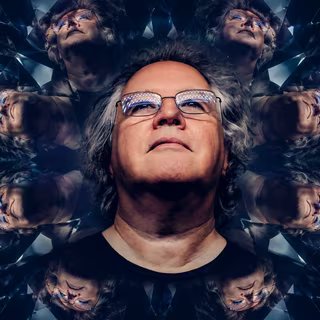 Les carnets de Jean-Claude Heudin : l’IA est-elle un nouveau moyen de domination ? 1 Portrait de Jean-Claude avec effets ajouté. © Jean-Claude Heudin ; XD, ChatGPT