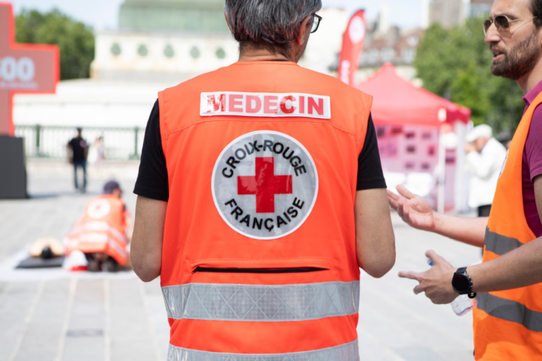 La Croix-Rouge alerte : voici pourquoi chaque foyer français devrait préparer son sac d'urgence