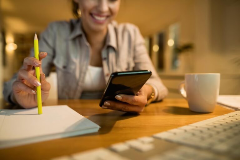 La Poste Mobile : un forfait simple pour garder la main sur son budget mobile pendant l’été