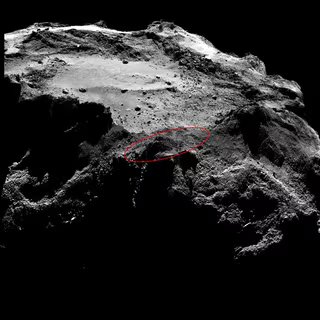 Image de Rosetta prise par Osiris-Nac le 13 décembre 2014 et utilisée par les scientifiques pour rechercher Philae. Dans cette région du petit lobe de la comète 67P/Churyumov-Gerasimenko, on reconnaît la dépression nommée Hatmehit où se situe Agilkia, le site d’atterrissage initial. Après plusieurs rebonds, le robot a dérivé et s’est vraisemblablement posé quelque part dans la région marquée par l’ellipse rouge. Cette zone désignée Bastet est actuellement plongée plus de 11 heures dans l’obscurité sur les 12,4 heures que dure la rotation de l’astre. Mesurant 1 m de large, Philae n’occupe que 3 pixels sur ce cliché. Cliquez ici pour obtenir l’image en haute résolution (3 Mo). © Esa, Rosetta, MPS, UPD, LAM, IAA, SSO, INTA, UPM, DASP, IDA