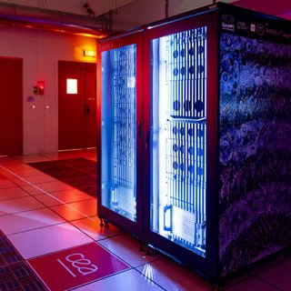 Lucy, un ordinateur quantique photonique quasi universel numérique de 12 qubits, installé en 2025 au Très Grand Centre de Calcul (TGCC) du CEA. © CEA Cadam, Quandela