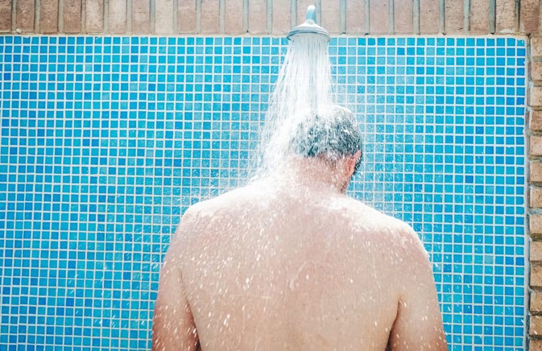 Non, la douche froide ne rafraîchit pas votre corps en cas de canicule, voici pourquoi