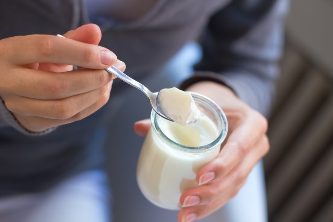 Voici les yaourts qu'un nutritionniste recommande d'éviter au supermarché et ceux à privilégier