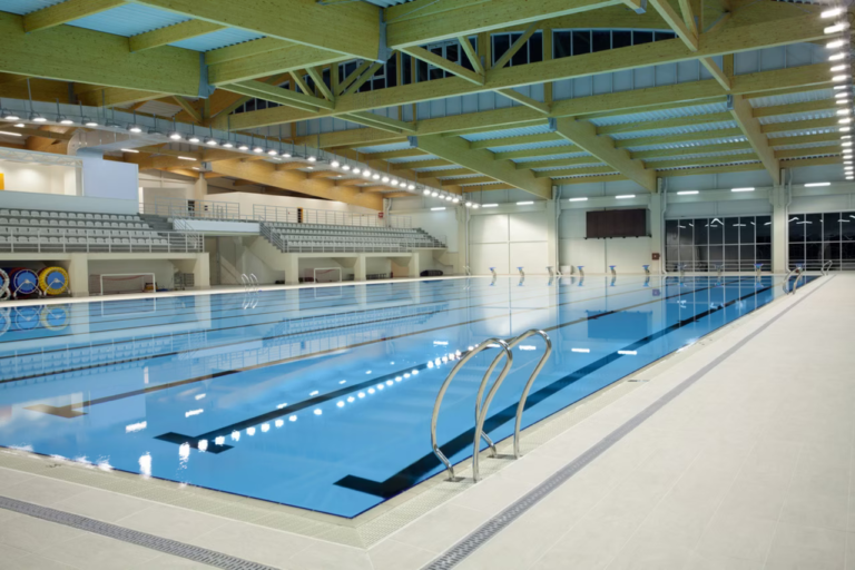 Voici pourquoi l'odeur de chlore d'une piscine devrait au contraire vous alerter selon les spécialistes