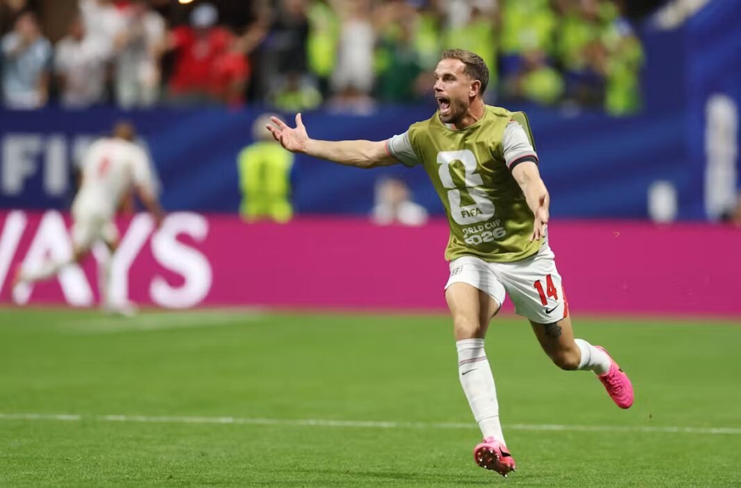 Zoom sur la blessure du footballeur anglais Jordan Henderson, évacué sur civière à la fin d’un match, sans avoir joué