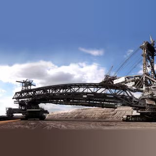 La photo de la semaine : c’est beau, on dirait du Pollock… jusqu’à ce que vous compreniez ce que c’est ! 7 Jusqu’à l’arrivée de la Bagger 292 et la Bagger 293, l’excavatrice à roue à godets Bagger 288 était le plus grand véhicule sur chenilles au monde, après avoir supplanté, à son arrivée en 1978, le véhicule Crawler de la Nasa qui servait au transport de l’immense fusée Saturn V. Il existe une quinzaine de ces engins aux mensurations impressionnantes : 240 mètres de long et 96 mètres de hauteur pour un poids total de 13 500 tonnes. Chacune de ces machines peut dégager environ 240 000 tonnes de terre par jour. Chacun des 18 godets peut contenir 6,6 tonnes de matériaux. Avec leurs 12 chenilles de 3,8 mètres de large chacune, les excavatrices peuvent avancer de 10 mètres par minute. © Martin Röll, CC by-sa 2.5