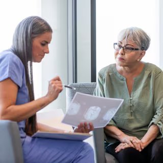 Alzheimer : des chercheurs identifient un mécanisme naturel qui pourrait protéger le cerveau des effets toxiques de tau 2 Voici la nouvelle piste explorée par des chercheurs japonais contre Alzheimer chez la souris avec un acide aminé connu. © SDI Productions, iStock