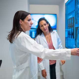 Alzheimer : des chercheurs identifient un mécanisme naturel qui pourrait protéger le cerveau des effets toxiques de tau 1 Un nouveau médicament testé sur des mouches drosophiles pourrait cibler directement la protéine Tau et réduire la dégénérescence neuronale. © simonkr, iStock