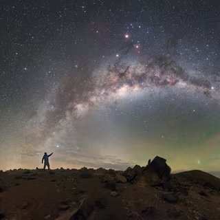 C'est dans le désert de l'Atacama que l'on trouve un des plus beaux ciels du monde. Sur cette photo, la Voie lactée est resplendissante. En bas à droite, on reconnaît le Cerro Paranal coiffé des géants du VLT. © ESO, P. Horálek