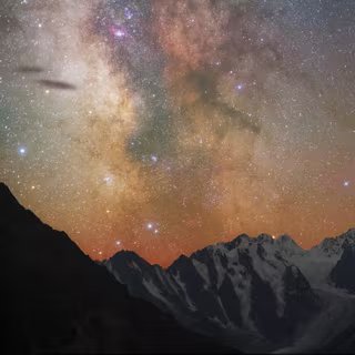 Au-dessus des montagnes, on reconnaît la constellation du Scorpion, visible l’été en direction du sud. L’étoile rouge-orangé est Antarès. À sa droite, on peut distinguer les étoiles qui forment ses pinces. À l’opposé, à gauche, les deux étoiles blotties devant la Voie lactée représentent le dard du Scorpion. © passmil198216, Fotolia