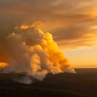 Canicule et fumées vont toucher une large partie de la France : pourquoi ce cumul inquiète les médecins 1 Certains départements situés à distance des incendies de Gironde et des Landes viennent d’être placés en alerte pollution de l’air en raison de la migration des fumées. En photo : incendies en Australie. © Phillip Wittke, Adobe Stock
