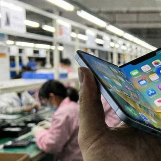 Apple pourrait sortir l’iPhone pliable dès l’année prochaine. Illustration générée à l'aide d'une IA. © XD avec Nano Banana Pro