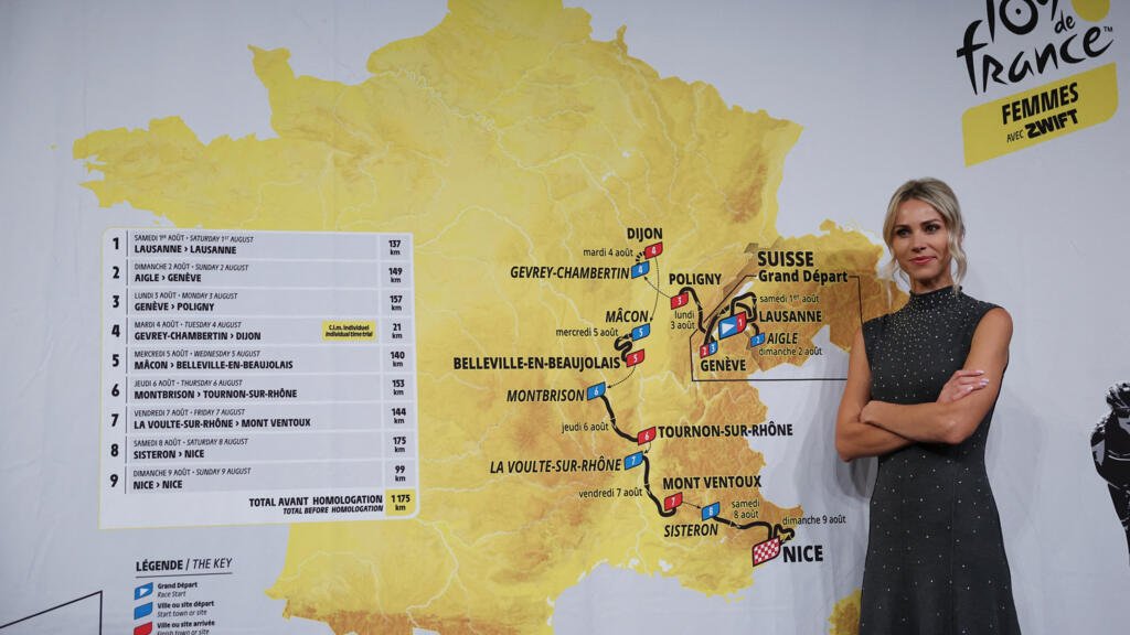 Marion Rousse, directrice du Tour de France féminin, pose devant la carte présentant le parcours féminin lors de la présentation des parcours officiels de l'édition 2026 du Tour de France masculin et féminin, à Paris, le 23 octobre 2025.