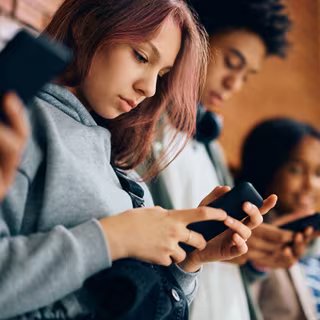 Interdiction totale des réseaux sociaux au moins de 15 ans : bonne ou mauvaise solution ? © Drazen, Adobe stock 