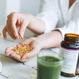 Calcium et vitamine D contre les fractures : cette étude sur 154 000 adultes remet tout en question 2 Manque de vitamine D : quels sont les 4 signes qui montrent que vous devriez vous supplémenter ? ©Galina Zhigalova, Adobe Stock