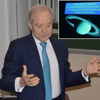 Le mardi 9 décembre 2014, André Brahic était l’invité de la Société astronomique de Bourgogne. Le sujet de sa conférence intitulée Enfants du Soleil : À la recherche de nos origines et de la vie dans l’Univers portait aussi bien sur l’origine du Système solaire que sur l’exobiologie. © Jean-Baptiste Feldmann