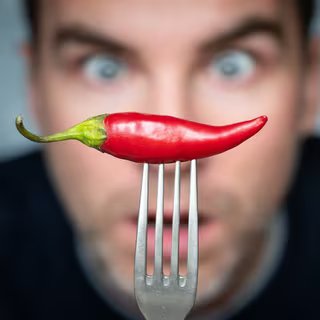 Pourquoi ressent-on cette sensation de feu dans la bouche en croquant un piment, alors qu’il n’y a pas de brûlure réelle ? © DiY13, iStock