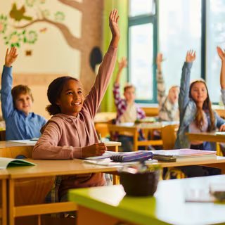 Et si on avait tout faux ? Découvrez pourquoi la Suède revient aux livres scolaires ! © skynesher, iStock