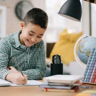 L'application Plume a été développée avec le ministère de l'Éducation nationale et le CNRS. © JustLife, Adobe Stock