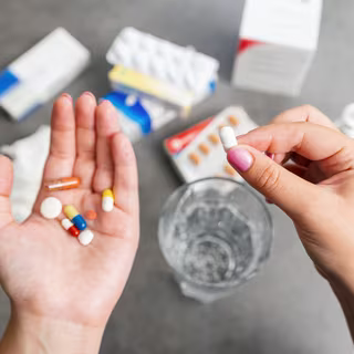 Et si votre médicament figurait sur la liste noire 2026 ? Voici les 89 traitements courants à éviter 3 Voici pourquoi il ne faut pas mélanger ces médicaments. © Canva Pro