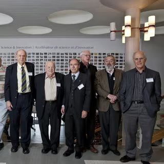De gauche à droite, Rolf-Dieter Heuer (le directeur du Cern), Leon Lederman, Lyndon Evans, Jerome Friedman, Burton Richter, Gerardus ‘t Hooft, Sheldon Glashow, Martinus Veltman, David Gross. Crédit : Cern-Jean-Claude Gadmer