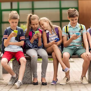 Dès l’école primaire, de nombreux enfants ont déjà accès aux réseaux sociaux. Des chercheurs ont suivi cette exposition précoce sur plusieurs années afin d’en mieux comprendre les conséquences. Leurs observations soulèvent des questions importantes pour les parents et les décideurs. © Syda Productions, Adobe Stock