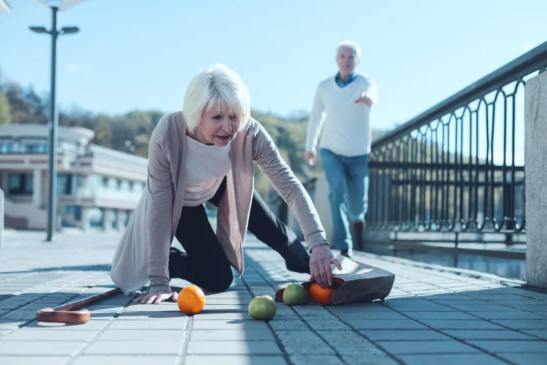 Calcium et vitamine D contre les fractures : cette étude sur 154 000 adultes remet tout en question 1 senior chute